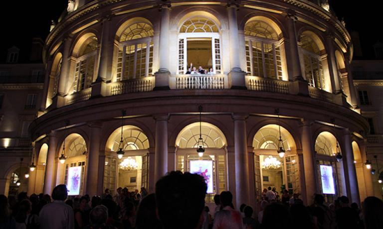 Rotonde de l'Opéra la Nuit. Le chanteurs de l'opéra Madame Butterfly saluent le public au balcon.