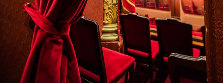 Vue de la salle Rideau et sièges rouges de la salle de l'Opéra de Rennes