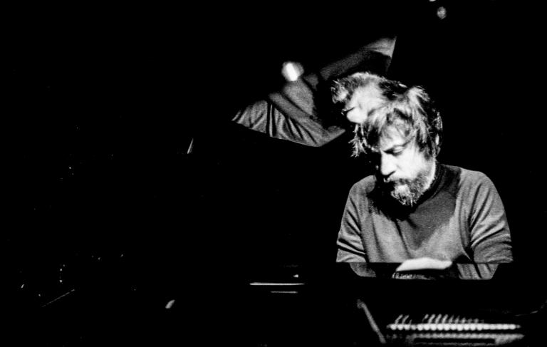Raül Refree jouant du piano, photo en noir et blanc