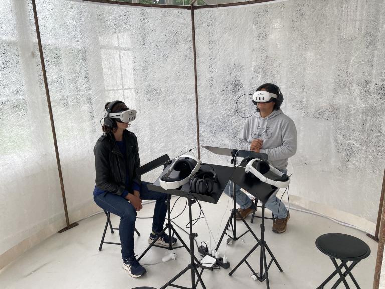 Deux personnes portant un casque de réalité virtuelle